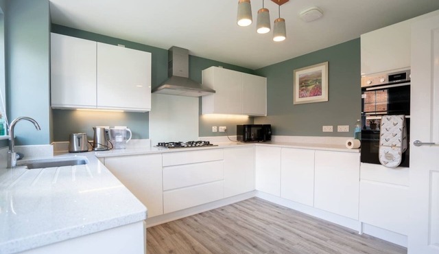 Lovely 5-Bed House in centre of Bicester Village