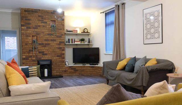 Lovely 5 Bedroom Home w Garden near Northampton