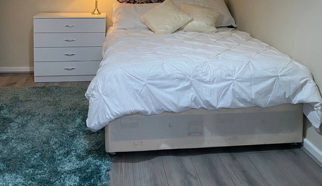 Lovely 5 Bedroom home with free parking and Wi-Fi