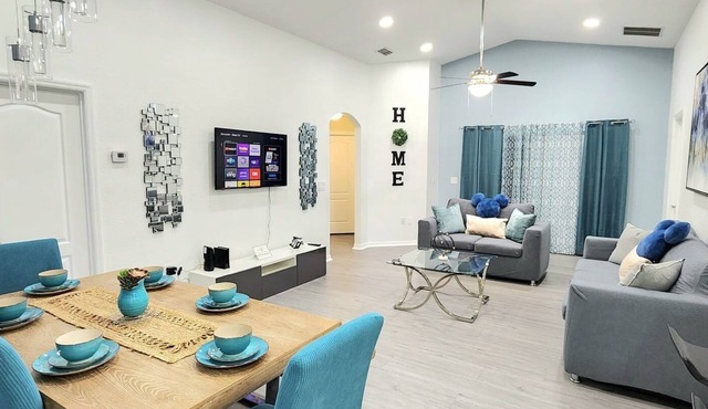 Lovely 5-bedroom house with pool/spa minutes from Disney.