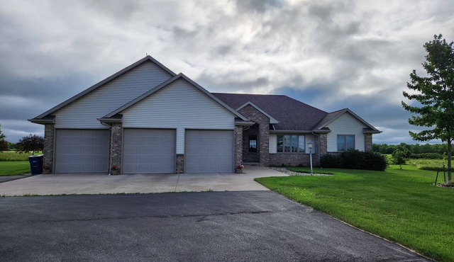 Lovely 5-bedroom house in Oshkosh with AC, WiFi 8 miles from EAA Grounds