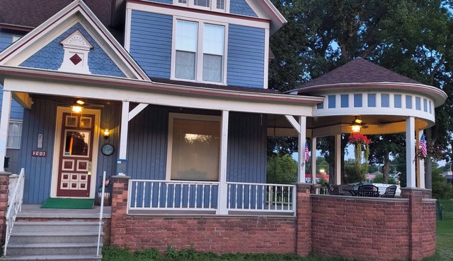 Lovely 5-bedroom house with AC in charming Vassar sleeps 11 comfortably