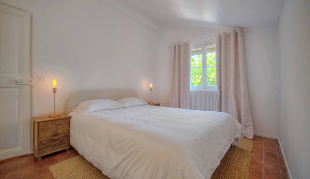 Lovely 5-bedroom Provencal villa in a private estate