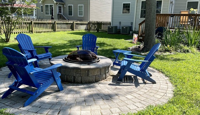 Lovely 5 bedroom home with TVs in each room. Fast wi-fi, easy walk to beach.