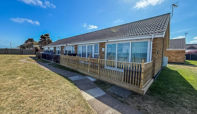 Lovely 5 berth bungalow at Waterside Village Park in Corton ref 14006W