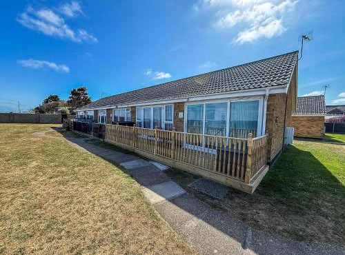Lovely 5 Berth Bungalow At Waterside Village Park In Corton Ref 14006W