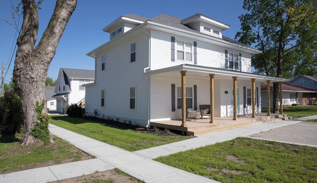 Lovely 5 BR Home 1 Block to MSQC - Sleeps 12+