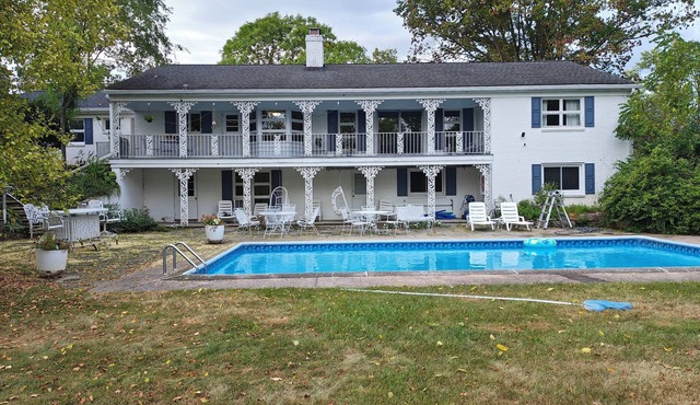 Lovely 5-BR home in charming Bellefonte 15 minutes from PSU. Pet/family friendly