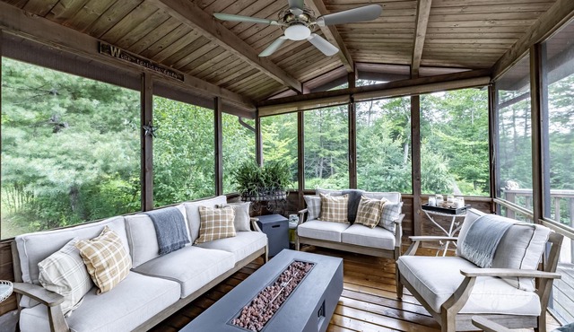 Lovely 6 bed 4 bath cottage on Clear Lake with Bunkie