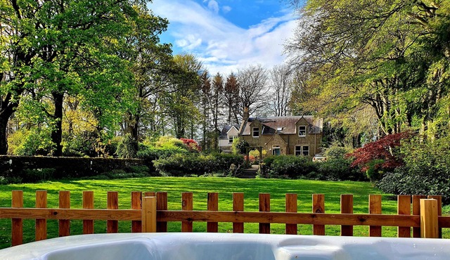 Lovely 6-bed country house with pool, nr Arbroath