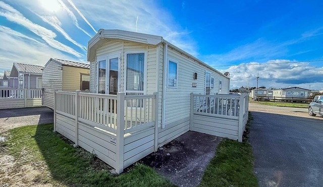 Lovely 6 berth caravan at Suffolk Sands Holiday Park ref 45010MV
