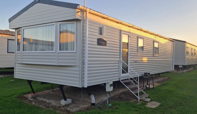 Lovely 6 berth caravan at Harts Holiday Park in Kent ref 74072B