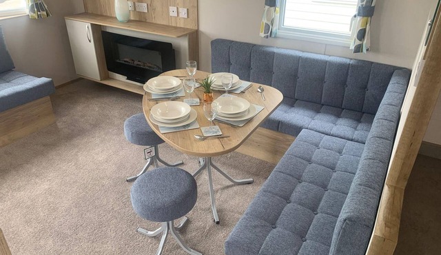 Lovely 6 berth caravan with free Wi-Fi at Harts Holiday Park, Kent ref 74068W