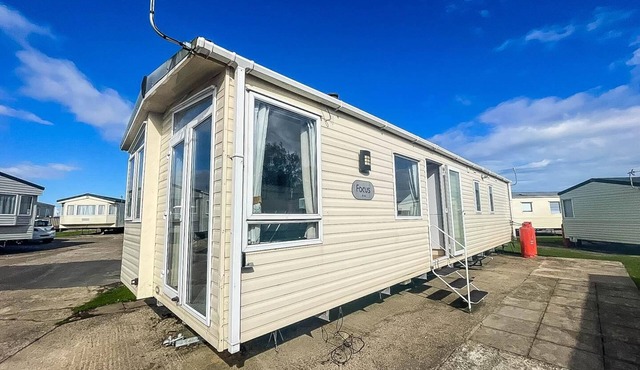 Lovely 6 berth caravan at Sand Le Mere, Yorkshire ref 71011C