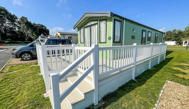 Lovely 6 berth caravan at Caldecott Hall Country Park, Norfolk ref 91010C