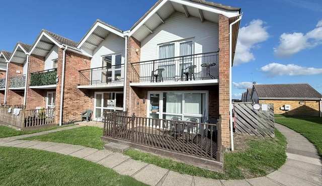 Lovely 6 berth villa at Waterside Village Park in Corton ref 14100W