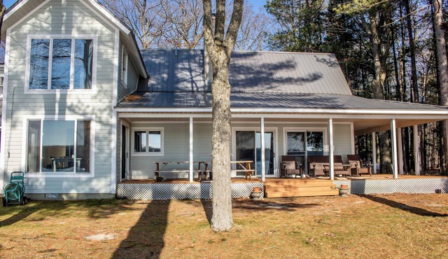 Lovely 6BR 6.5BA on all-sports Lake in Interlochen