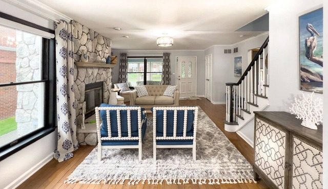 Lovely 6BR Home, 4blcks to beach w/badges/locker