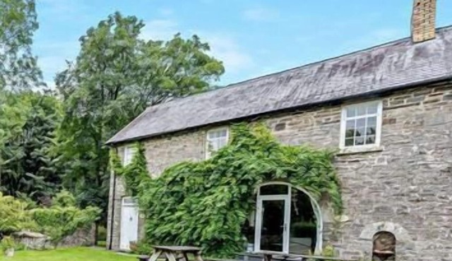 Lovely 7-Bed Apartment in Llandysul