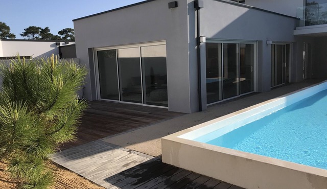 Lovely 8/10-person house, heated pool 400 m from the ocean