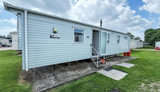 Lovely 8 berth caravan at Broadland Sands Holiday Park in Suffolk ref 20016BS