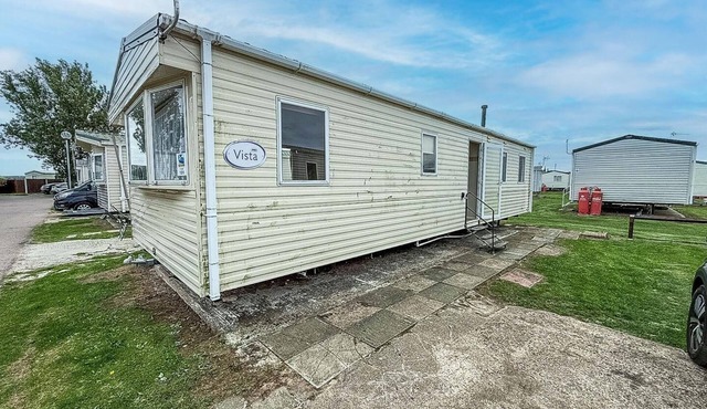 Lovely 8 berth caravan at St Osyth Beach Holiday Park ref 28101G