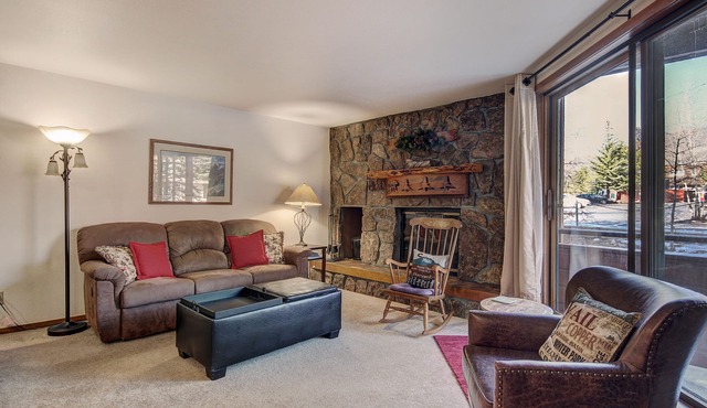 Lovely & affordable ski condo in heart of Dillon 112