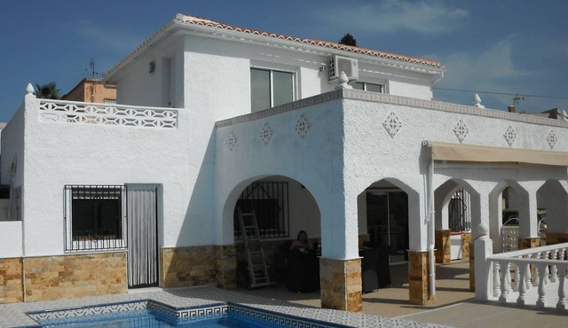 Lovely air con family villa, Private pool only 30 minutes from Alicante airport