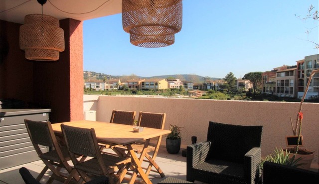 Lovely air-conditioned apartment for 4 people with terrace, located in Gassin