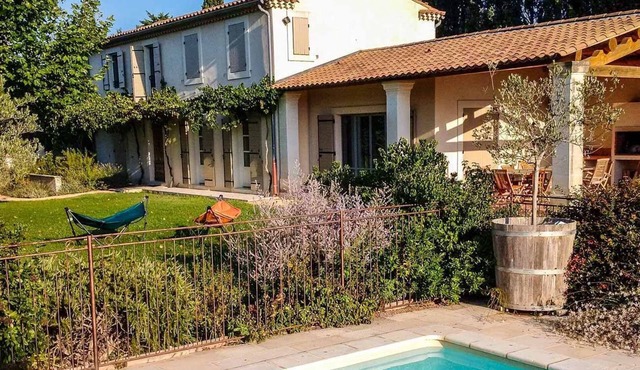 Lovely air-conditioned Provencal farmhouse in Maillane (13), with summer kitchen and heated.