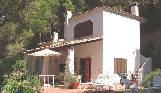 Lovely air-conditioned villa close to sandy beach, shops and restaurants