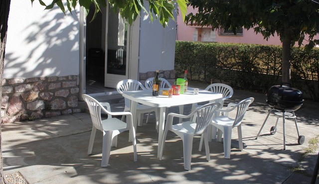 Lovely air-conditioned 2-bedroom apartment, 1 parking space, 3 min from beach/restaurants.