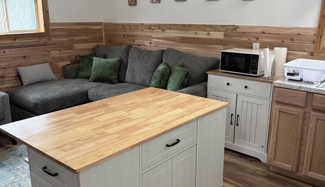 Lovely all new 2-bedroom cabin with T.V. & free internet in charming Littleton