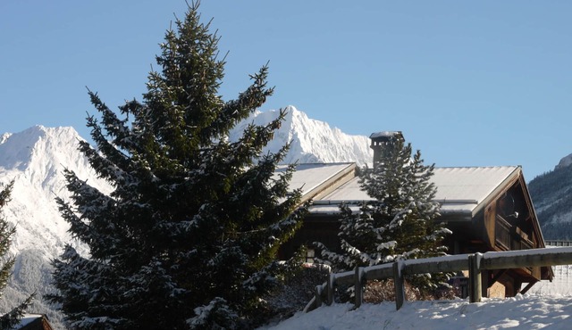 Lovely Alpine chalet near ski bus stop, fabulous views, tablet pcs, free WiFi