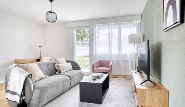 Lovely Altstetten 3 Room w/Storage & W/D, nr Local Market, by Blueground