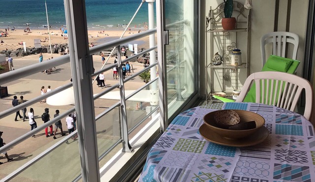 Lovely and charming flat with sea view on the beach