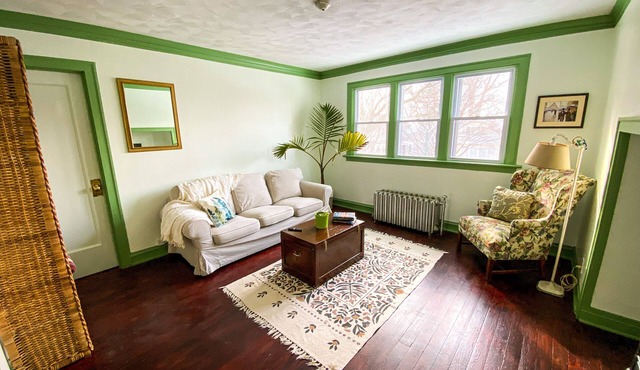 lovely and cozy vintage two bedroom, 🐾friendly apartment