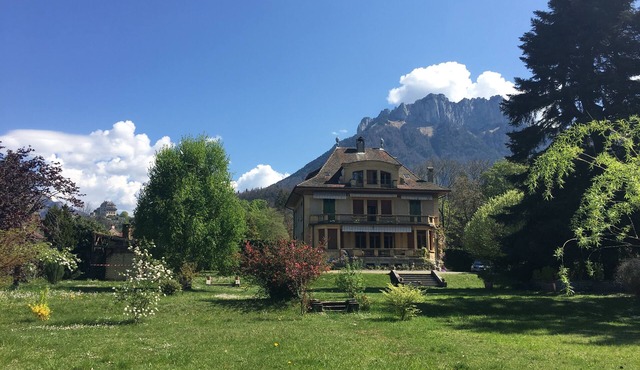 Lovely and spacious villa located 150 m from the Annecy Lake, enclosed tree park