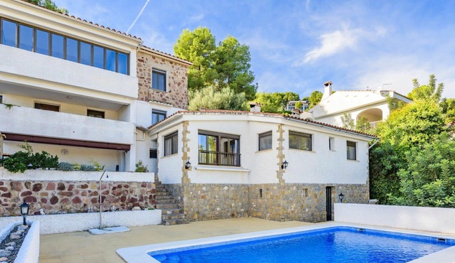 Lovely apartment in villa for 3 people with WIFI, A/C, pool, TV, terrace, pets allowed and parking