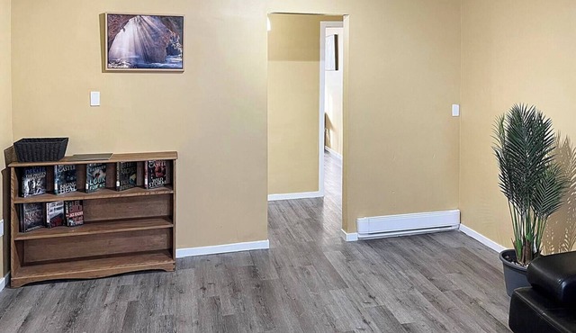 Lovely Apartment off the Kingsway & close to Resturants , Costco & Gas stations