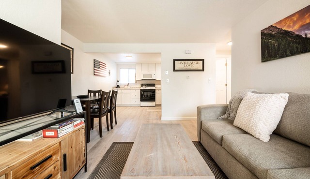 ◆ Lovely Apartment 2 Bd Apartment! Sleeps 4 ◆