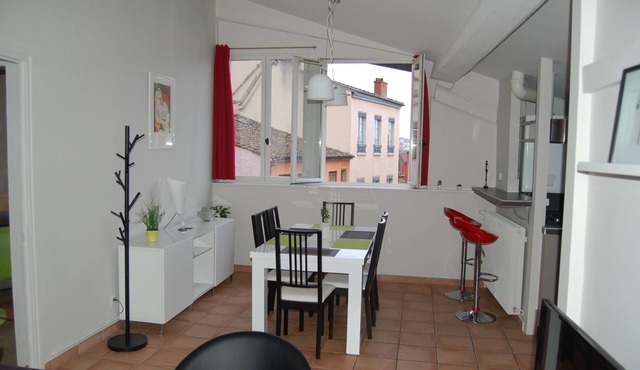 Lovely apartment, bright and quiet in the heart of the historic district