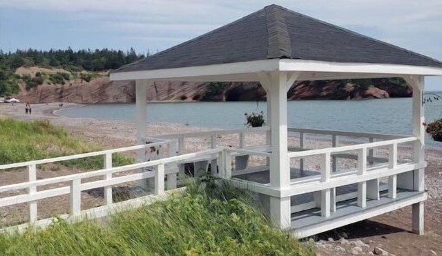 Lovely apartment across from the Bay of Fundy.