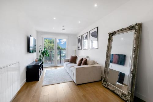 Lovely apartment close to Gatwick airport