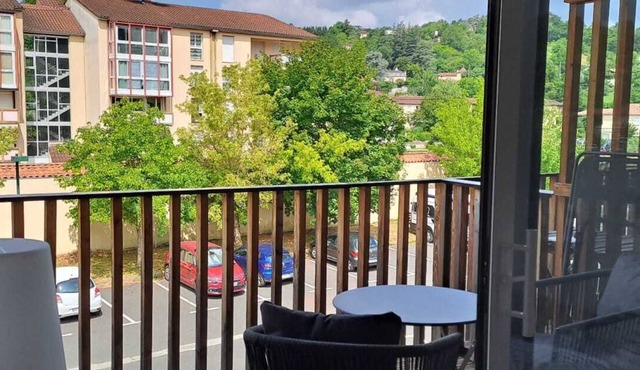 Lovely apartment for 2, ideally located in Figeac, very nice amenities.