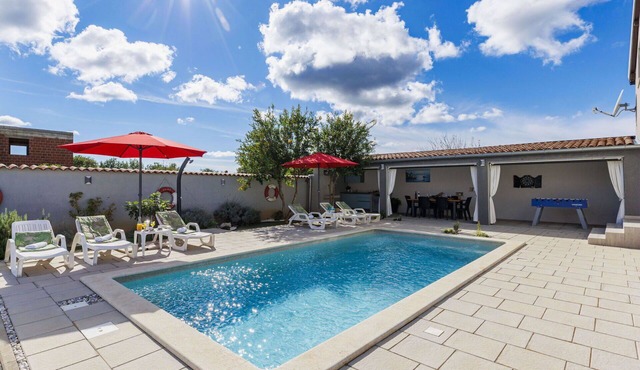 Lovely apartment for 6 guests with WIFI, A/C, private pool, TV, terrace and pets allowed