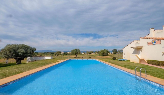 Lovely apartment for 4 guests with WIFI, A/C, pool, TV and balcony
