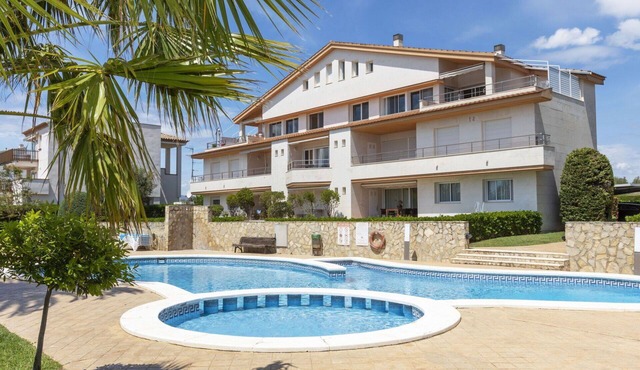 Lovely apartment for 4 guests with pool, WIFI, A/C, TV, patio and pets allowed