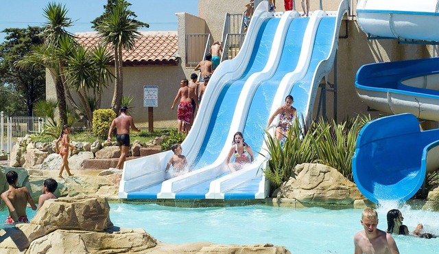 Lovely apartment in villa for 4 guests with WIFI, pool, A/C, TV, terrace, pets allowed and parking