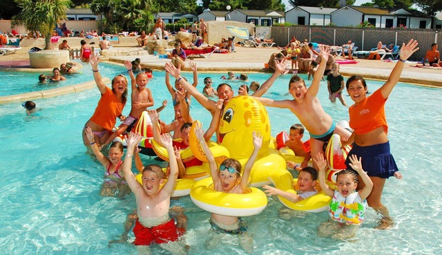 Lovely apartment in villa for 6 guests with WIFI, pool, A/C, TV, terrace, pets allowed and parking